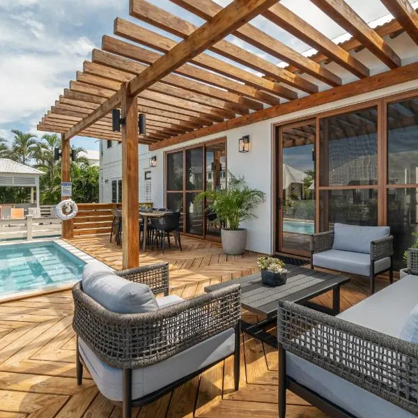 Conch Shell Cottage and The PoolClub at Mahogany Bay!, hotel in San Pedro