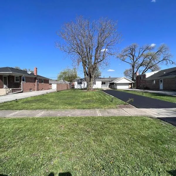Modern 3Bed 2Bath Ranch with DIY Art Porch 3TVs and Huge Front Yard to Enjoy!, hotel v destinaci Calumet City