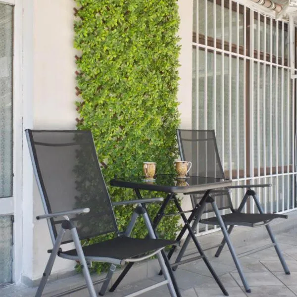 Cozy studio near the park with huge verandah., ξενοδοχείο στο Βέλικο Τάρνοβο
