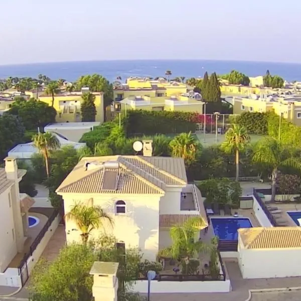 Luxury spacious holiday Villa with heated swimming pool, khách sạn ở Paralimni