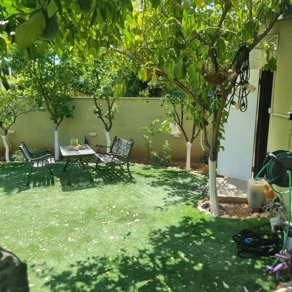 B&B Amit 18 minutes from the airport - אירוח כפרי עמית 18 דקות משדה תעופה, hótel í Petaẖ Tiqwa