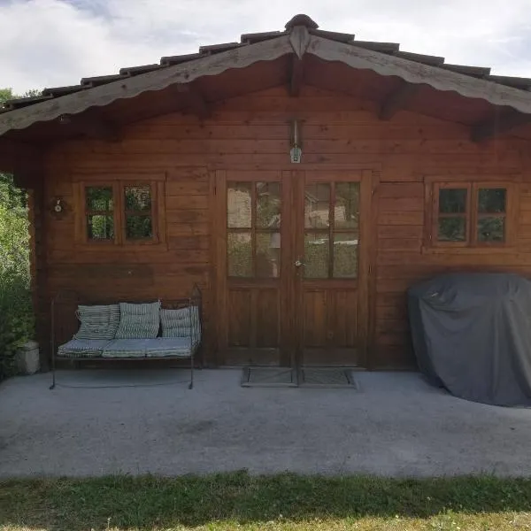 petit chalet dans verger et village Historique, hotel u gradu 'Les Riceys'