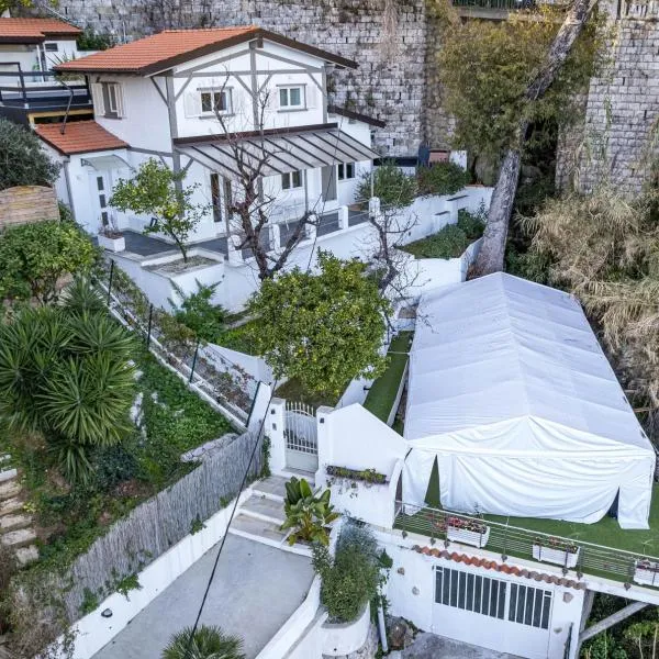 THE WHITE HOUSE BEAUSOLEIL- Monaco Border Waterfall & View of Sea and Monaco, hotel in Beausoleil