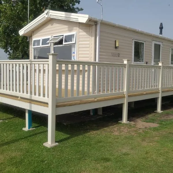 8 Bed Sun Decked Caravan Unlimited High speed Wifi and fun at Seawick Holiday Park, hotel v destinaci Clacton-on-Sea