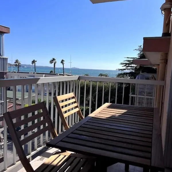 Très bel appartement vue mer, hotel in Six-Fours-les-Plages