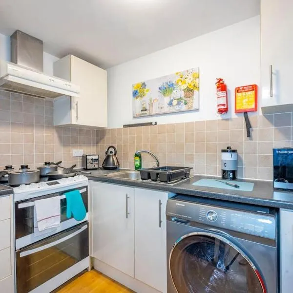 *F2GH* for your most relaxed & Cosy stay + Free Parking + Free Fast WiFi *, Hotel in Bramley