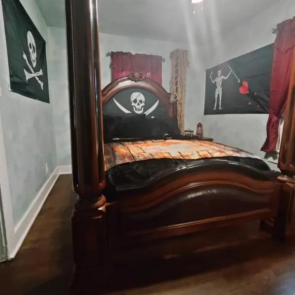 Pirate Seeking crew. Downtown Fort Smith，史密斯堡的飯店