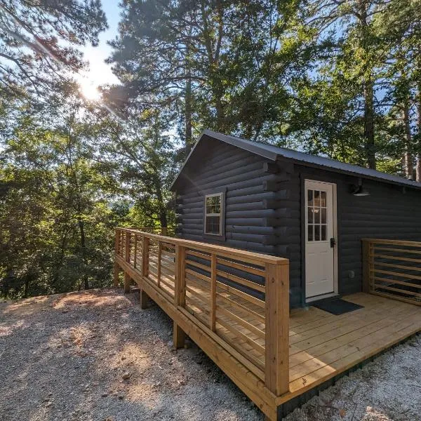 Cabin #6 with hot tub deck and sunset view at Loblolly Pines, hotel di Eureka Springs