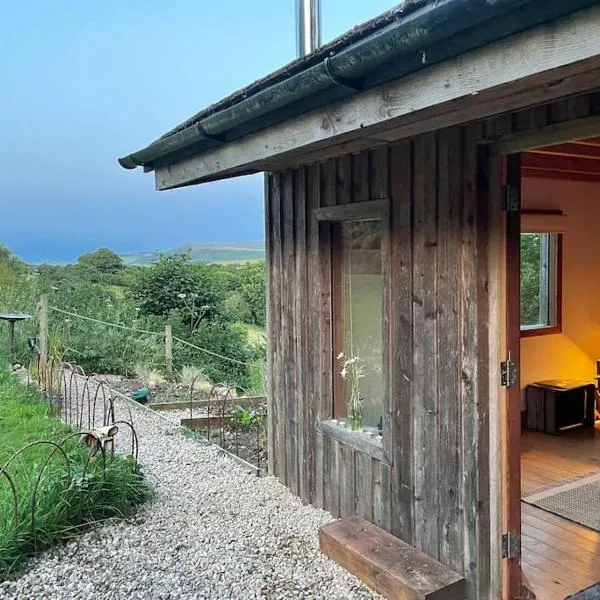 The Cabin at Shambala- now with sauna available to book!, hotel v destinaci Whitby