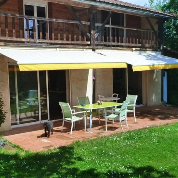 Les Houradets – hotel w mieście Monbardon