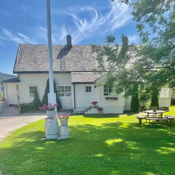 Nakkentunet - familievennlig hus på gårdstun., hotel in Ørskog