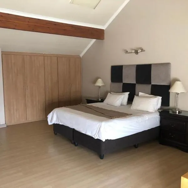 Mount Royal 28 -Large 1 bed with balcony, khách sạn ở Johannesburg