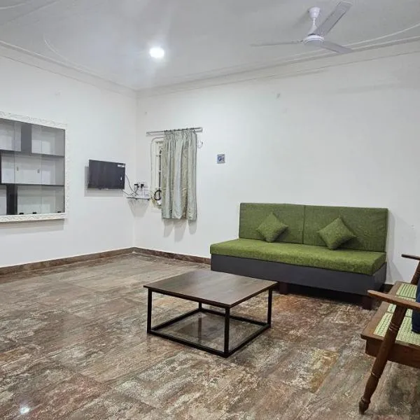 HOMESTAY - AC 3 BHK NEAR AlRPORT, hotel v destinaci Čennaí
