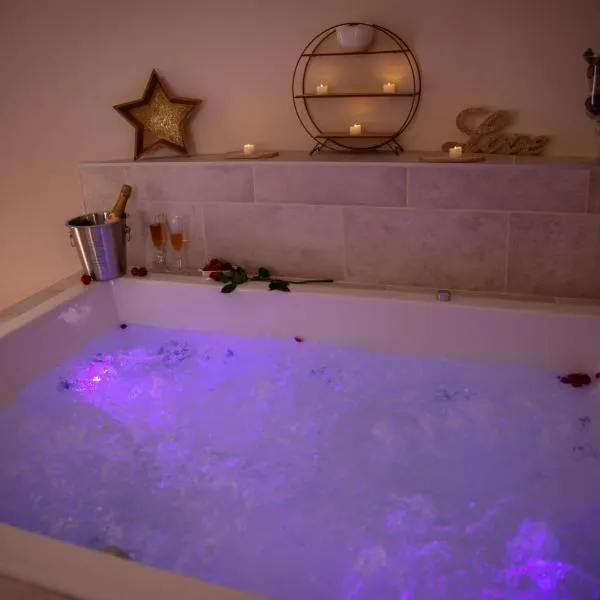 Le Mas aux Amoureux , Suite Romantique et Spa, hotel in Le Barcarès