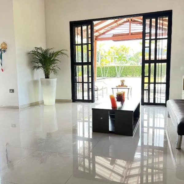 Moderna cabaña en Viterbo con Aire AC y Piscina, hotel in Risaralda