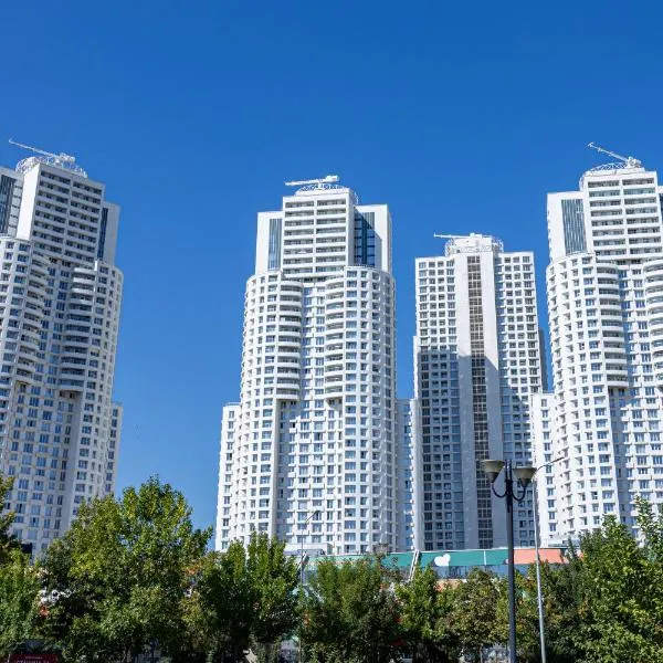 16th Floor Sky View Condo With Pool And Fitness, hotel a Skopje