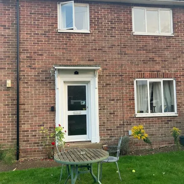 Comfortable rooms upstairs at number 8, hotel in Lidgate