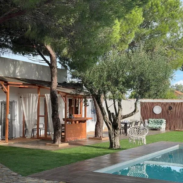 La Marciana - piscina pista tenis futbol y baloncesto privado - Bungalow externo independiente, hotel en Chiclana de la Frontera