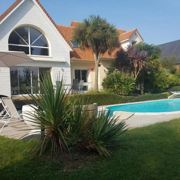 Grande Chambre entre caen et la mer chambre terrasse jardin et piscine, hôtel à Mathieu