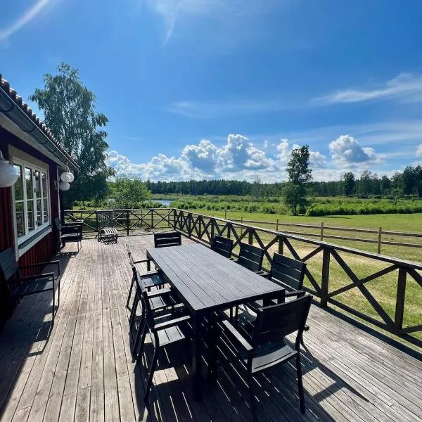 Idylliskt hus med sjöutsikt., отель в городе Эстаммар