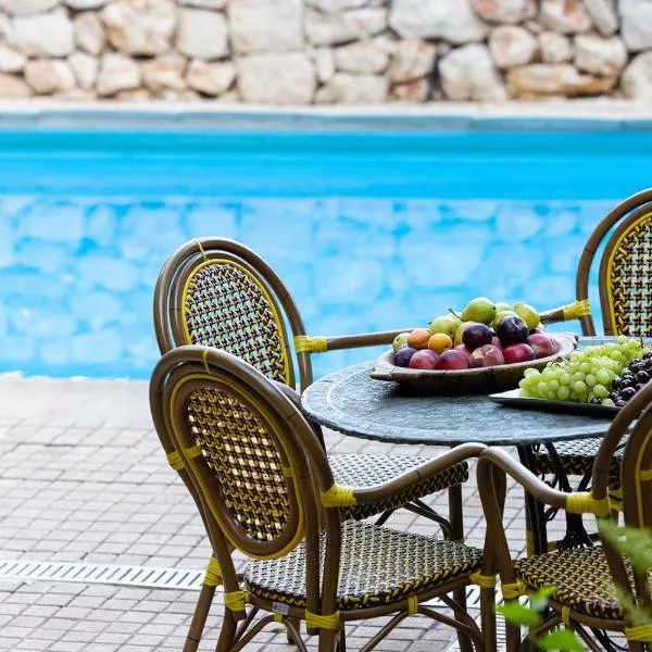 THE HOUSE ROSH PINA - 2BRM WITH POOl, hotel v destinaci Roš Pinna