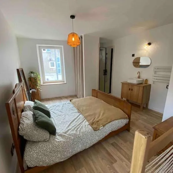 Petite maison de village, hotel v destinaci Ébreuil