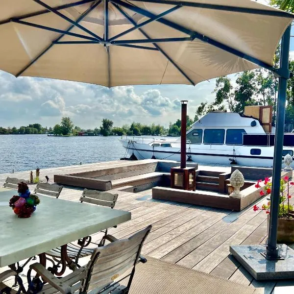 NEW - LITTLE IBIZA, on a lake near Amsterdam, with HOT TUB!, hotel i Vinkeveen