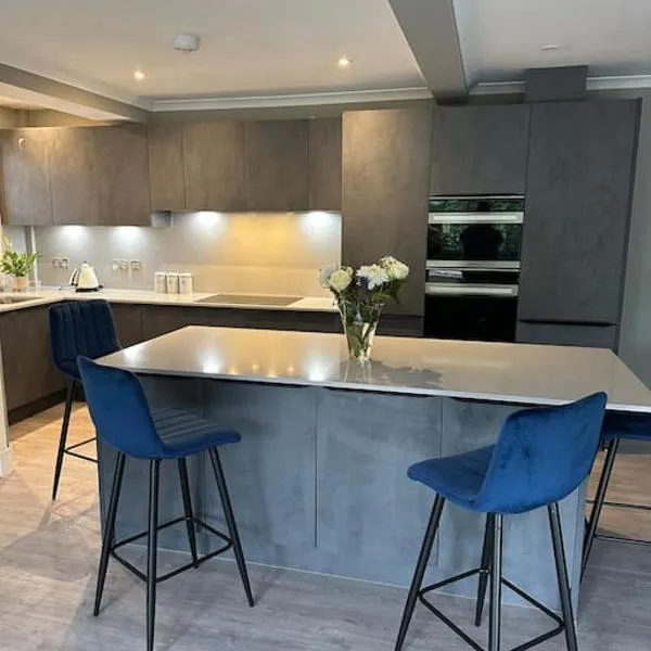 Cameron Coach House Modern Property in Murrayfield Edinburgh, hotel v destinaci Edinburgh