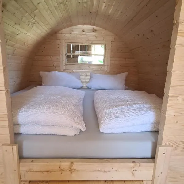 Schlaffass mit Wellness in alter Scheune, hotel v destinaci Seinsheim