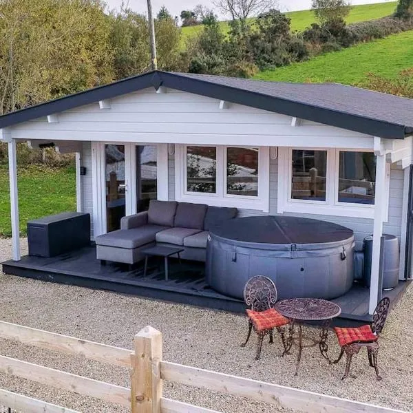 Luxury Log Cabin with Private Hot Tub & Sea Views, hotel v destinaci Letterkenny