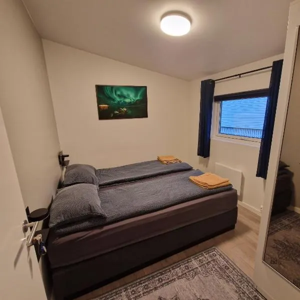 Northern living 2 room with shared bathroom, hotel i Røssneshamn