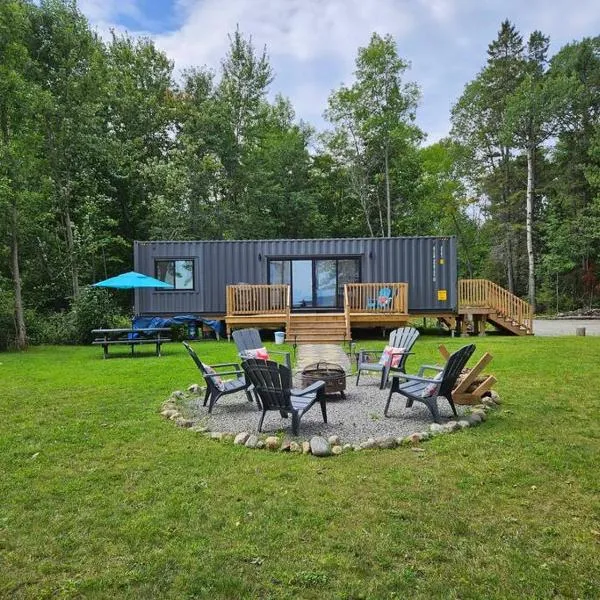 Stunning Modern Container Home on Golden Lake, hotel in Killaloe Station