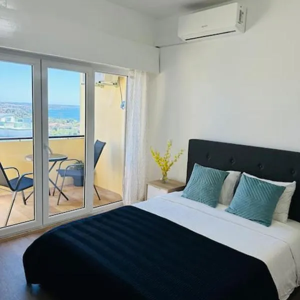 Studio with sea view in Cascais, hotel em Cascais