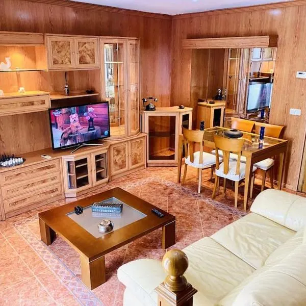 Dúplex pareado con zona exterior, hotel in Navalcarnero