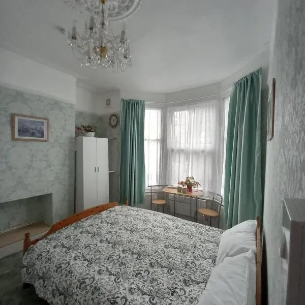 Mari London Holiday Room, hotel in Ilford