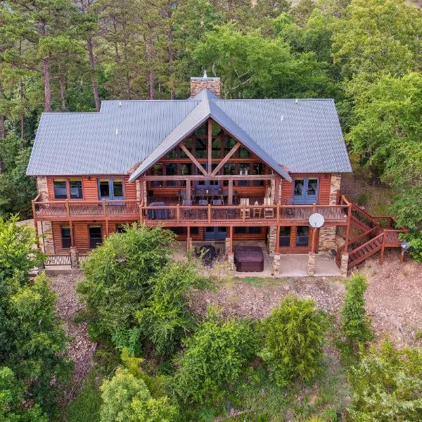 Cabin with Game Room and Hot Tub in Broken Bow!, hotel in Broken Bow