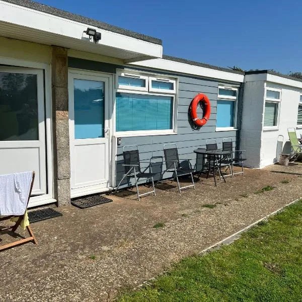 2 Bedroom Chalet SB22, Sandown Bay, Isle of Wight, Dog Friendly, hotel in Sandown