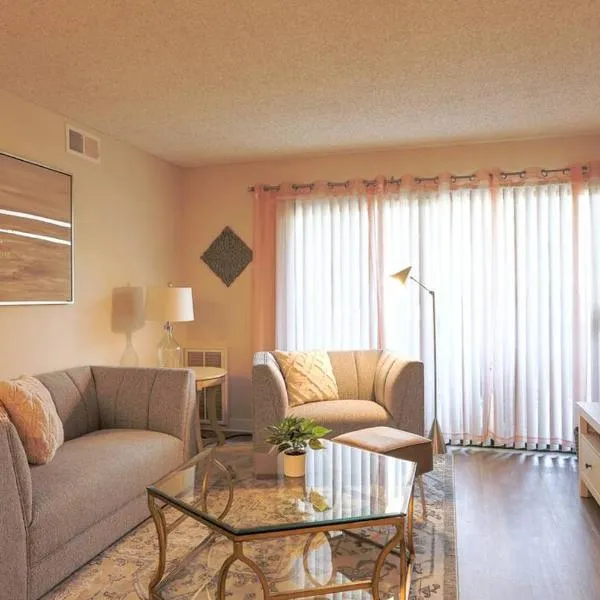 Shabby Chic Oceanside King & 2 Queen bed Pool GYM, hotel v destinaci Oceanside