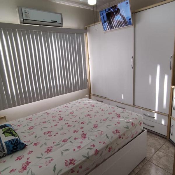 Apartamento na Praia do Morro -160 metros da praia -Ar condicionado e internet -Perto de tudo - Foto 2