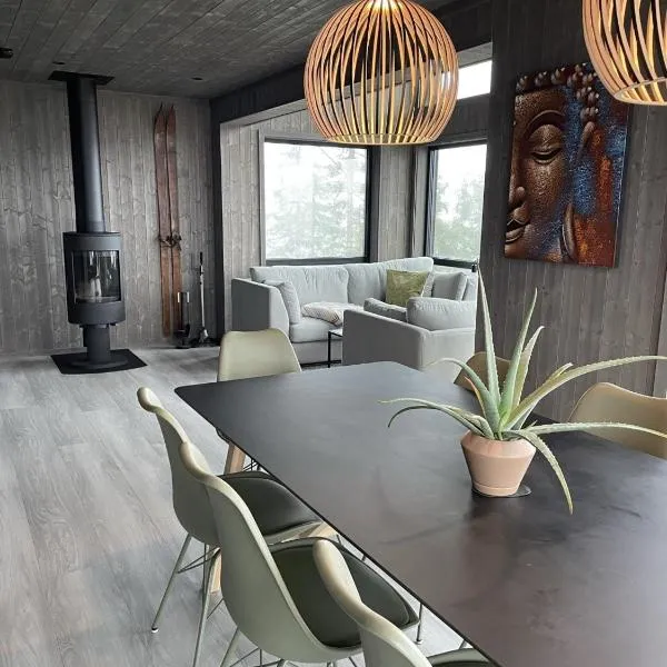 Stylish cabin at Lifjell with jacuzzi and sauna, hôtel à Bø