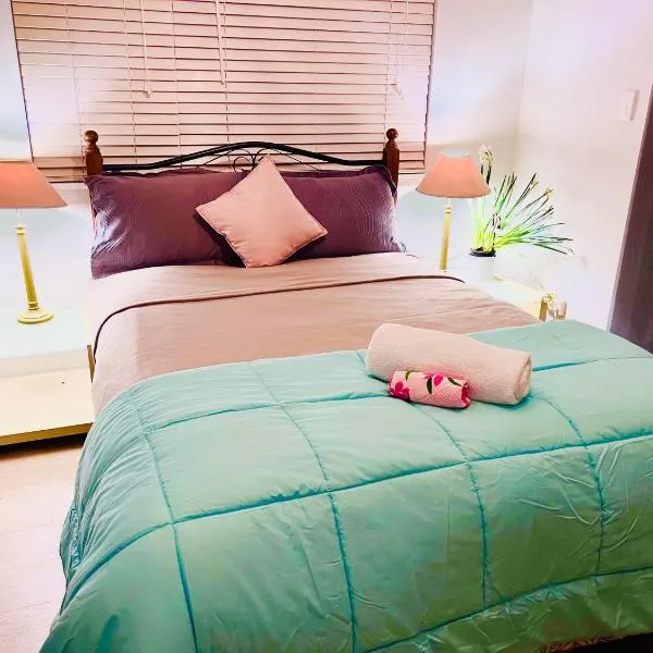 Double bedroom in Sharehouse in Canberra and Queanbeyan โรงแรมในควีนเบยัน
