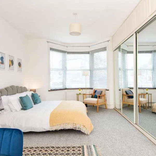 Ground Floor En-Suite Room with a Private Kitchen and Parking in a 5-Bedroom House at Hanwell, hotel in Hanwell