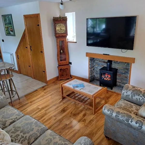 Rose Cottage Trecynon Traditional 2 bed cottage Zip World Beacons Bike, hotel in Aberdare