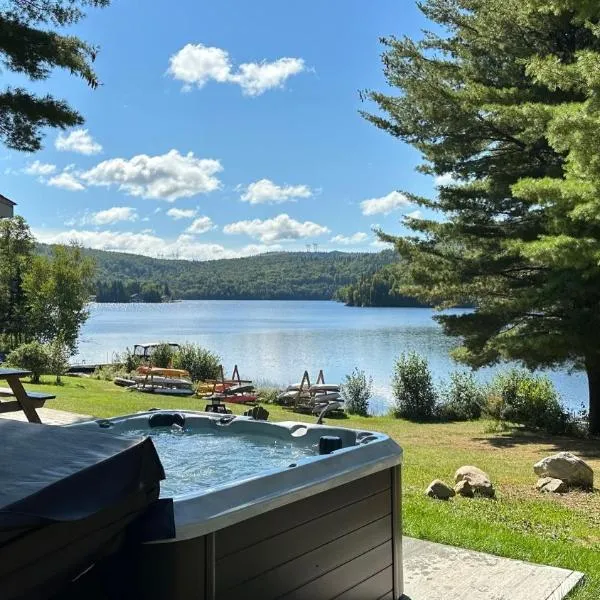 Chalet le Huard directement au bord du lac, Hotel in Saint Zenon