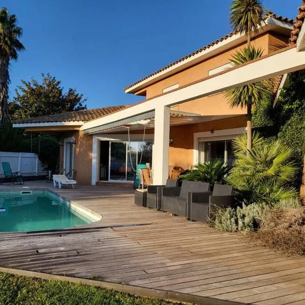 Grande villa entre mer et montagne, hotel in Bompas