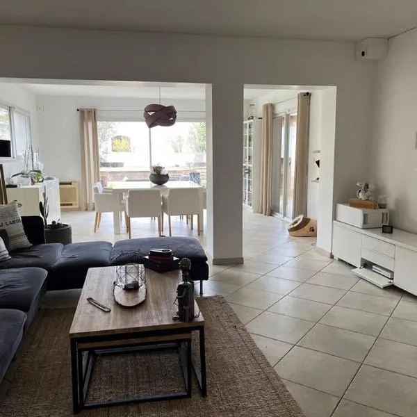 Maison 160m2 Eysines, hotel i Eysines