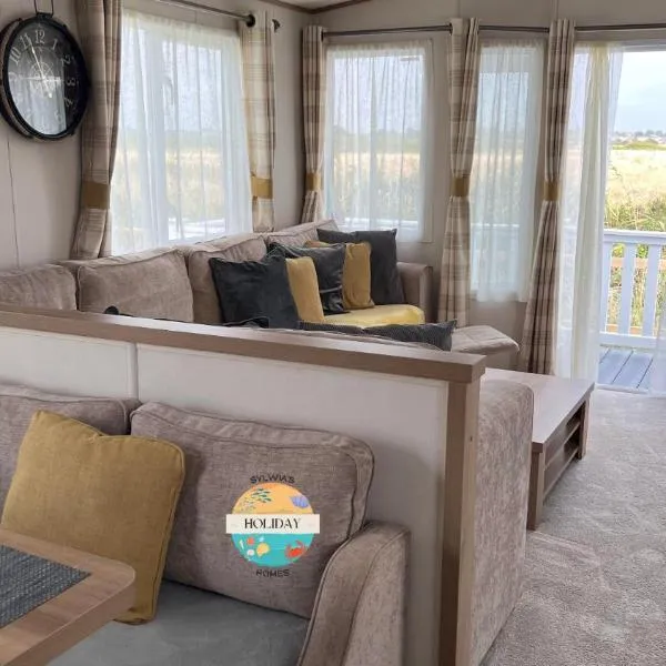 Field View - Martello Beach - Sylwia's Holiday Homes, hotel en Jaywick Sands