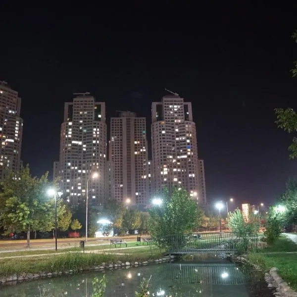 Skopje Sky City 19th Floor Twin & 12th Floor & 25th & 33 Floor Apartments & with Pool & Spa & Gym & Parking included in price, hotel v destinaci Skopje
