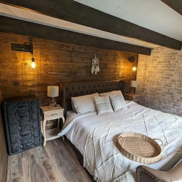 Gorgeous countryside cabin, hotel in Lyminge