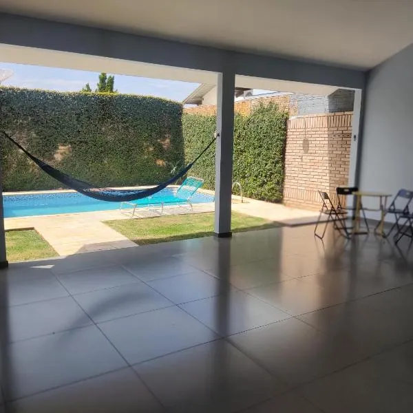 Quarto e piscina, hotell i Marechal Cândido Rondon